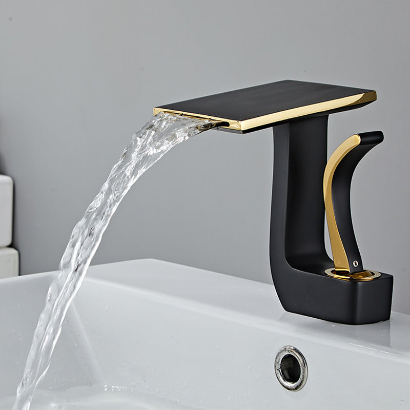 Luxury Single Handle Sink Faucet Bathroom Brass Centerset Faucet Clearhalo 'Bathroom Remodel & Bathroom Fixtures' 'Bathroom Sink Faucets' 'Bathroom Sinks & Faucet Components' 'bathroom_sink_faucets' 'Home Improvement' 'home_improvement' 'home_improvement_bathroom_sink_faucets' 7164840