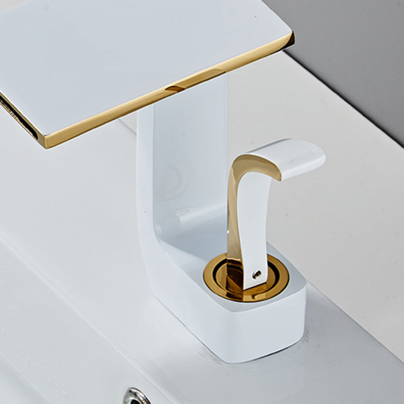 Luxury Single Handle Sink Faucet Bathroom Brass Centerset Faucet Clearhalo 'Bathroom Remodel & Bathroom Fixtures' 'Bathroom Sink Faucets' 'Bathroom Sinks & Faucet Components' 'bathroom_sink_faucets' 'Home Improvement' 'home_improvement' 'home_improvement_bathroom_sink_faucets' 7164849