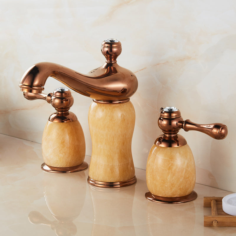 Widespread Bathroom Faucet Low Arc 3 Holes Lever Handles Faucet Amarillo Claro Lujoso Clearhalo 'bathroom_sink_faucets' 'Conjunta de Baño y Conjunta de Grifo' 'Coronamiento de Baño y Dispositivo de Baño' 'Grifo del lavabo del baño' 'Hogar' 'home_improvement' 'home_improvement_bathroom_sink_faucets' 'Mejoras para el hogar' 7182362