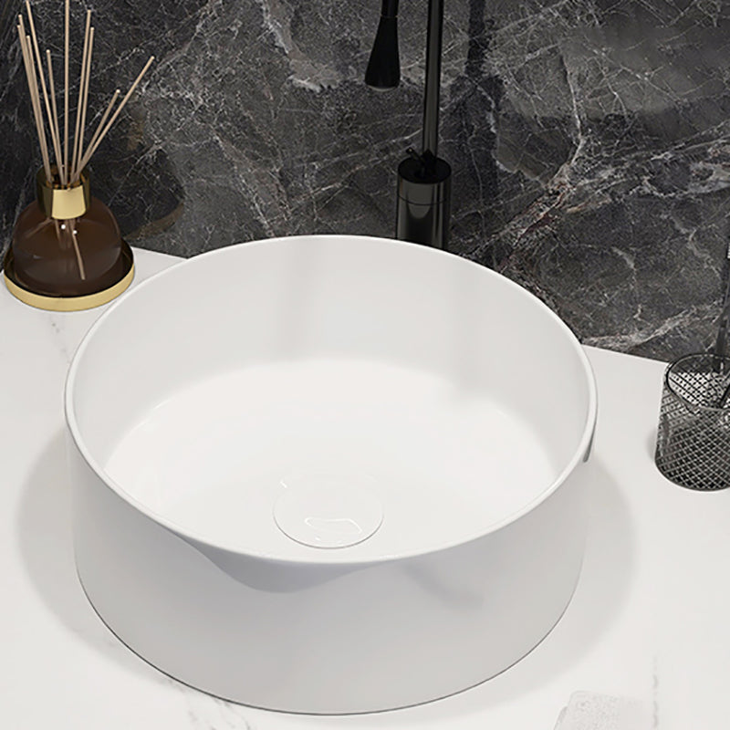 Modern Style Vessel Bathroom Sink Round Ceramic Vessel Bathroom Sink in White Clearhalo 'Bathroom Remodel & Bathroom Fixtures' 'Bathroom Sinks & Faucet Components' 'Bathroom Sinks' 'bathroom_sink' 'Home Improvement' 'home_improvement' 'home_improvement_bathroom_sink' 7196121