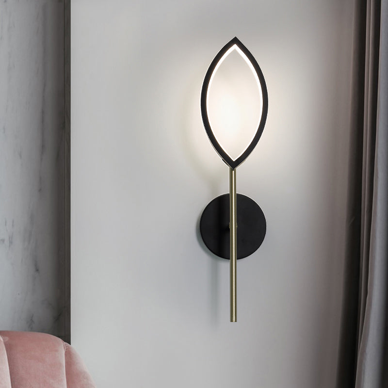 Leaf Shape Metallic Wall Sconce Simple Black and Gold Finish LED Wall Mount Light for Living Room Black-Gold Clearhalo 'Cast Iron' 'Glass' 'Industrial' 'Modern wall lights' 'Modern' 'Tiffany' 'Traditional wall lights' 'Wall Lamps & Sconces' 'Wall Lights' Lighting' 733338
