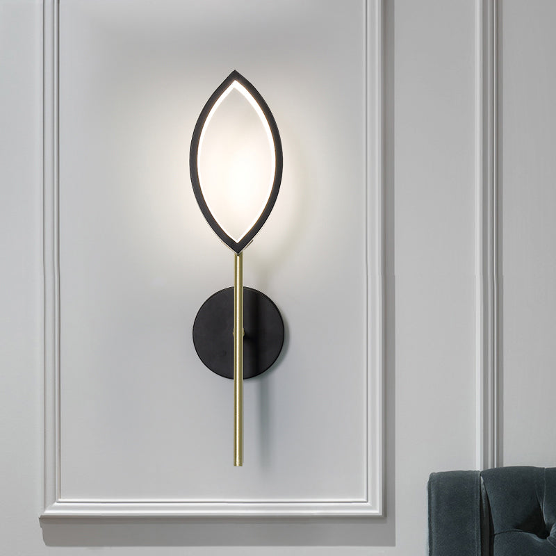 Leaf Shape Metallic Wall Sconce Simple Black and Gold Finish LED Wall Mount Light for Living Room Clearhalo 'Cast Iron' 'Glass' 'Industrial' 'Modern wall lights' 'Modern' 'Tiffany' 'Traditional wall lights' 'Wall Lamps & Sconces' 'Wall Lights' Lighting' 733339