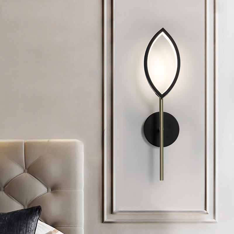 Leaf Shape Metallic Wall Sconce Simple Black and Gold Finish LED Wall Mount Light for Living Room Clearhalo 'Cast Iron' 'Glass' 'Industrial' 'Modern wall lights' 'Modern' 'Tiffany' 'Traditional wall lights' 'Wall Lamps & Sconces' 'Wall Lights' Lighting' 733340