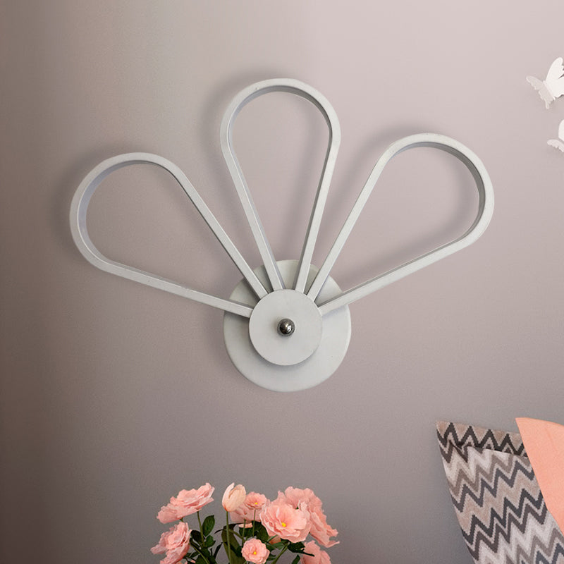 Clover Shaped Bedroom Wall Mount Lighting Acrylic LED Modernist Wall Sconce Lamp in White White Clearhalo 'Modern wall lights' 'Modern' 'Wall Lamps & Sconces' 'Wall Lights' Lighting' 733363