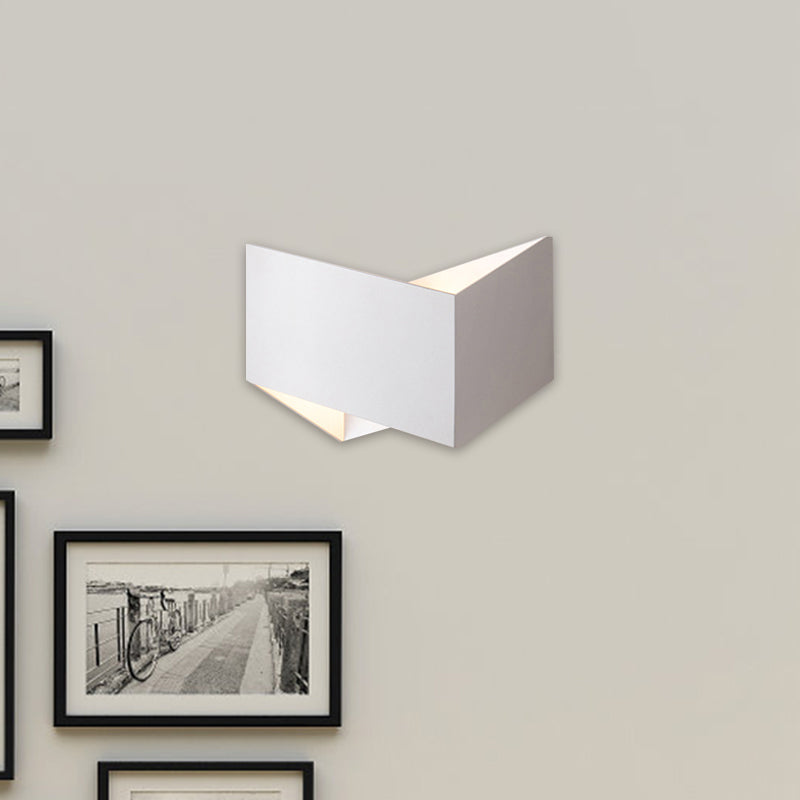 Modern Geometric Sconce Light Metal LED Stairway Wall Mounted Lamp Fixture in White/Black Clearhalo 'Cast Iron' 'Glass' 'Industrial' 'Modern wall lights' 'Modern' 'Tiffany' 'Traditional wall lights' 'Wall Lamps & Sconces' 'Wall Lights' Lighting' 763186