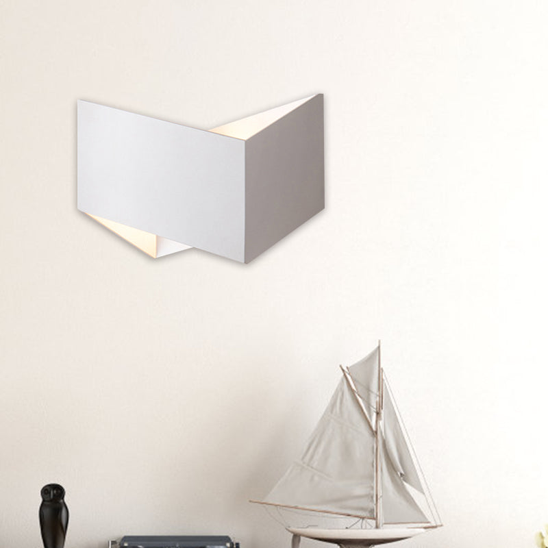 Modern Geometric Sconce Light Metal LED Stairway Wall Mounted Lamp Fixture in White/Black Clearhalo 'Cast Iron' 'Glass' 'Industrial' 'Modern wall lights' 'Modern' 'Tiffany' 'Traditional wall lights' 'Wall Lamps & Sconces' 'Wall Lights' Lighting' 763187