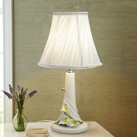 1 Head Bell Night Light Countryside White Fabric Nightstand Lamp with Calla Lily Resin Base, Pull Chain Clearhalo 'Lamps' 'Table Lamps' Lighting' 784482